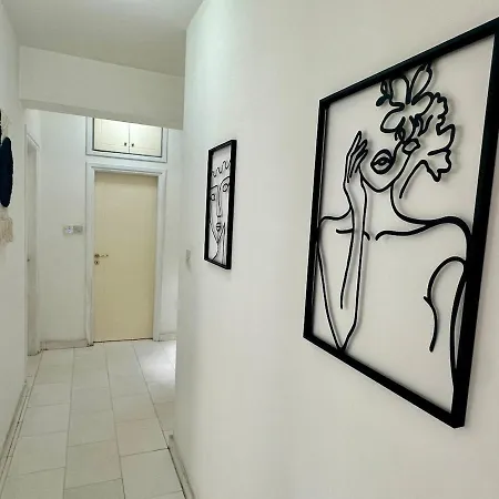 דירה 2 Bedrooms Flat Near Center *